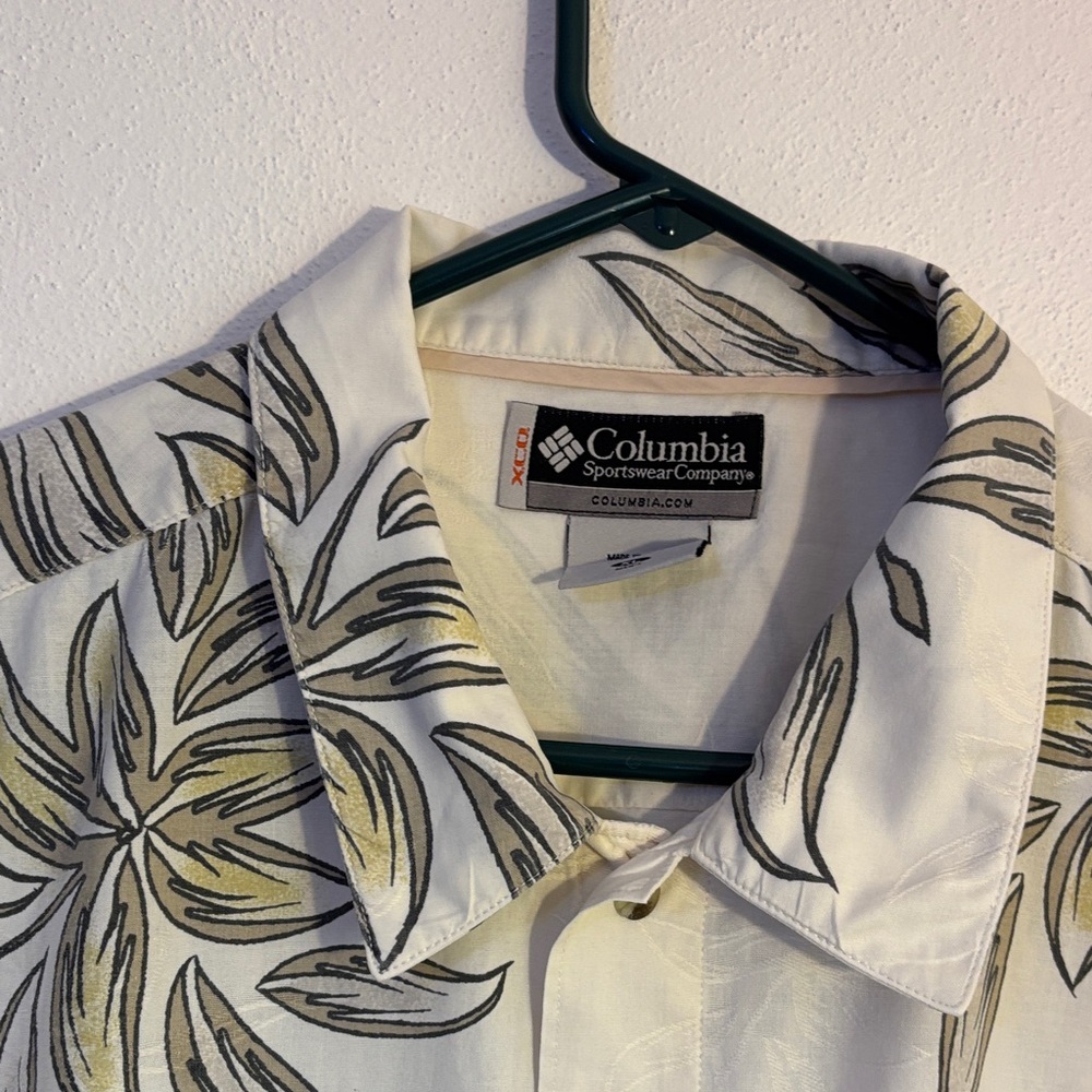 Columbia Men's White and Black XLT Floral pocket Shirt - Picture 3 of 6